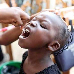 Bebé siendo vacunado