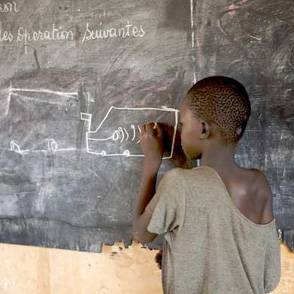 Niño escribiendo en una pizarra