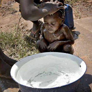 Niño lavándose