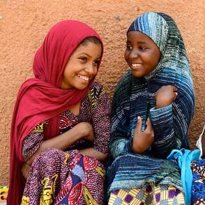 Dos niñas sonriendo