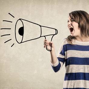 Derecho a expresar sus opiniones libremente (CDN 12) Un adolescente con un altavoz