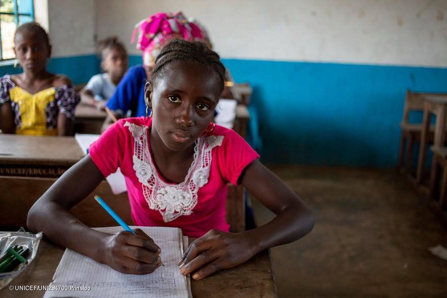 Niños asisten a clase en la escuela primaria del pequeño pueblo de Sintchan-Farba, Guinea Bissau.