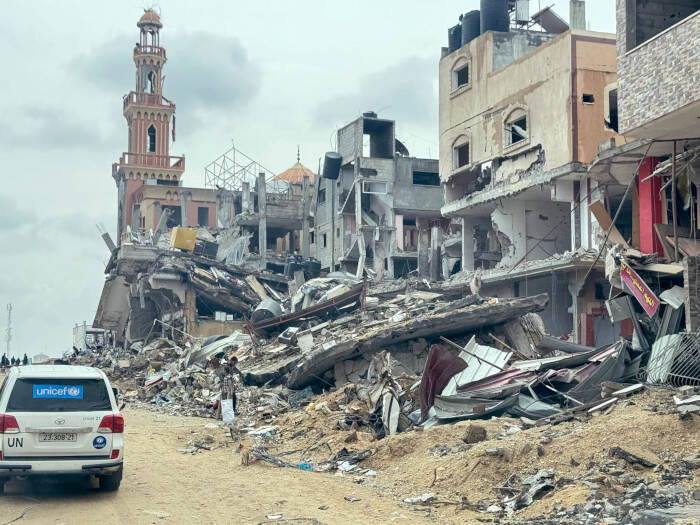 Un convoy de vehículos de UNICEF en la Franja de Gaza.