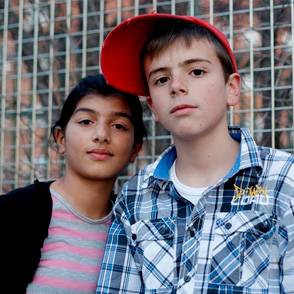 Políticas sociales Dos adolescentes