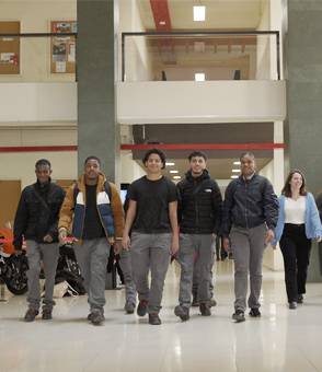 Un grupo de jóvenes en una escuela