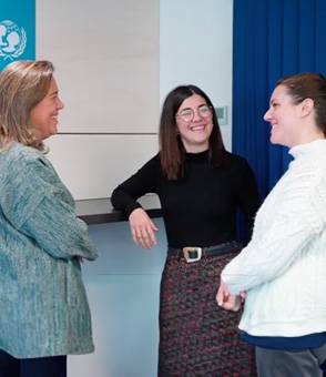 Tres personas hablando