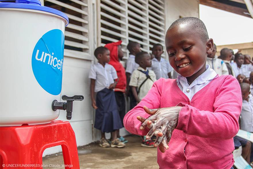 Una niña se lava las manos en un lavabo portátil instalado en su escuela por UNICEF - Benin