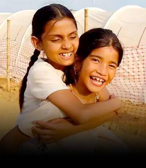 Dos niñas sonriendo