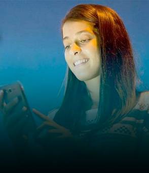 Una adolescente con un móvil.