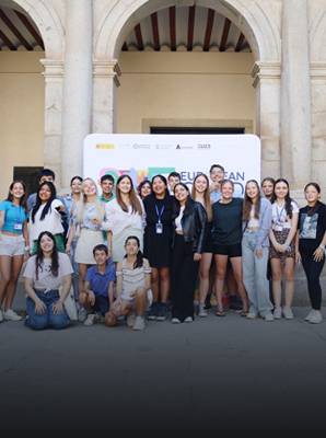 Grupo de jóvenes posando en foto
