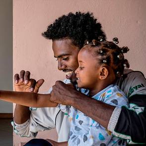 Un padre juega con su bebé