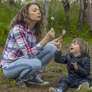 Salud mental Mujer jugando con un niño
