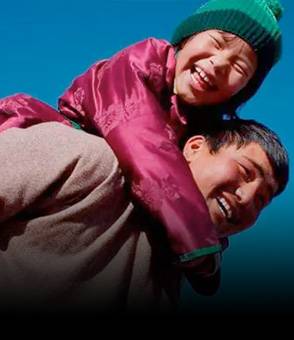 Seguros de vida Padre jugando con su hija