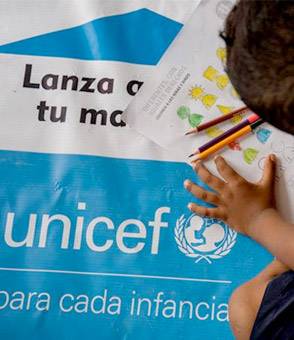 Un niño pintando