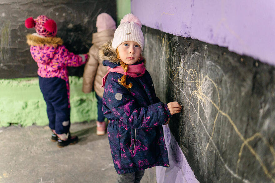 Solomiya, de 6 años, en el refugio de una guardería de Myrhorod (Ucrania) durante el ataque aéreo.