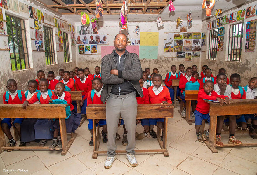 Unidos Por - Educación Un aula de primaria en Tanzania, donde se implementa un programa de educación para niños que no asisten a la escuela.