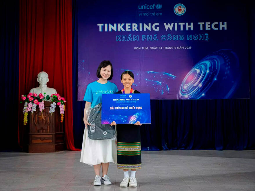 La joven posa orgullosa junto con nuestra compañera de UNICEF en Vietnam. La joven posa orgullosa junto con nuestra compañera de UNICEF en Vietnam.